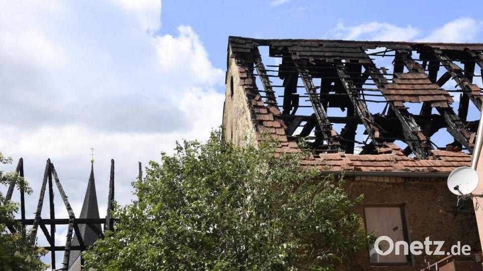 Bei Tageslicht wird das Ausmaß der Schäden nach dem Brand in Hohenburg sichtbar - zumindest teilweise, denn die betroffenen drei Häuser dürfen nicht betreten werden: Es besteht Einsturzgefahr. Bild: Petra Hartl