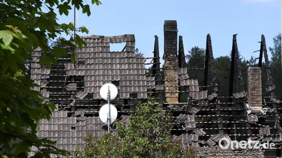 Bei Tageslicht wird das Ausmaß der Schäden nach dem Brand in Hohenburg sichtbar - zumindest teilweise, denn die betroffenen drei Häuser dürfen nicht betreten werden: Es besteht Einsturzgefahr. Bild: Petra Hartl