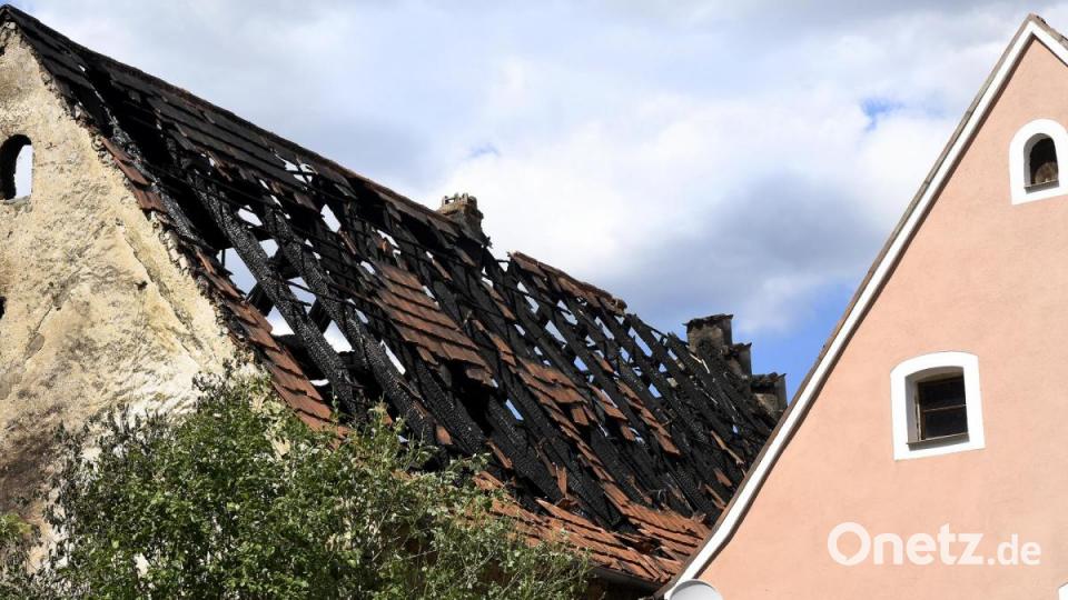 Bei Tageslicht wird das Ausmaß der Schäden nach dem Brand in Hohenburg sichtbar - zumindest teilweise, denn die betroffenen drei Häuser dürfen nicht betreten werden: Es besteht Einsturzgefahr. Bild: Petra Hartl