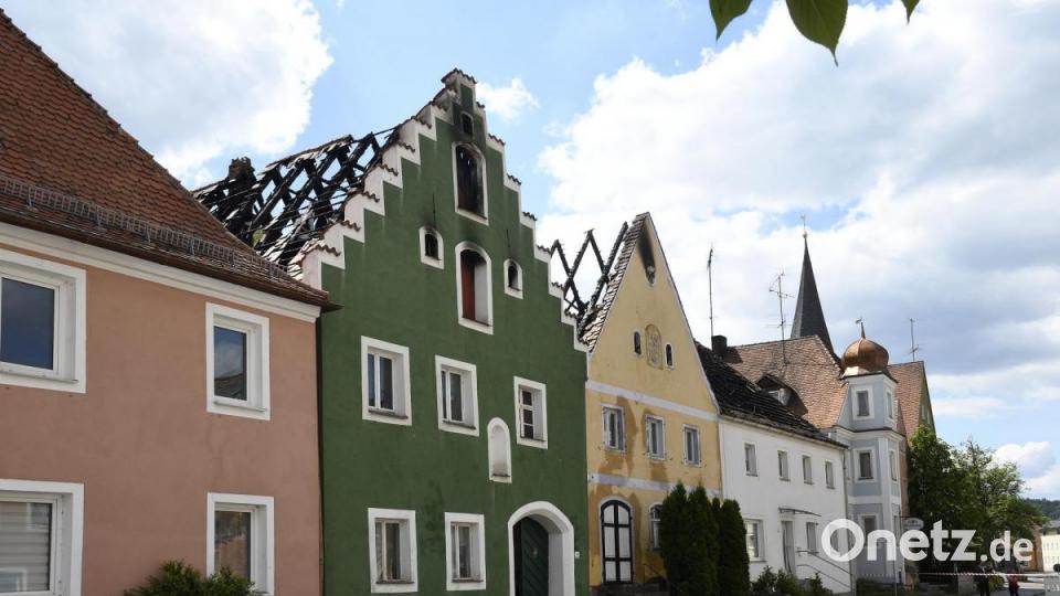 Bei Tageslicht wird das Ausmaß der Schäden nach dem Brand in Hohenburg sichtbar - zumindest teilweise, denn die betroffenen drei Häuser dürfen nicht betreten werden: Es besteht Einsturzgefahr. Bild: Petra Hartl