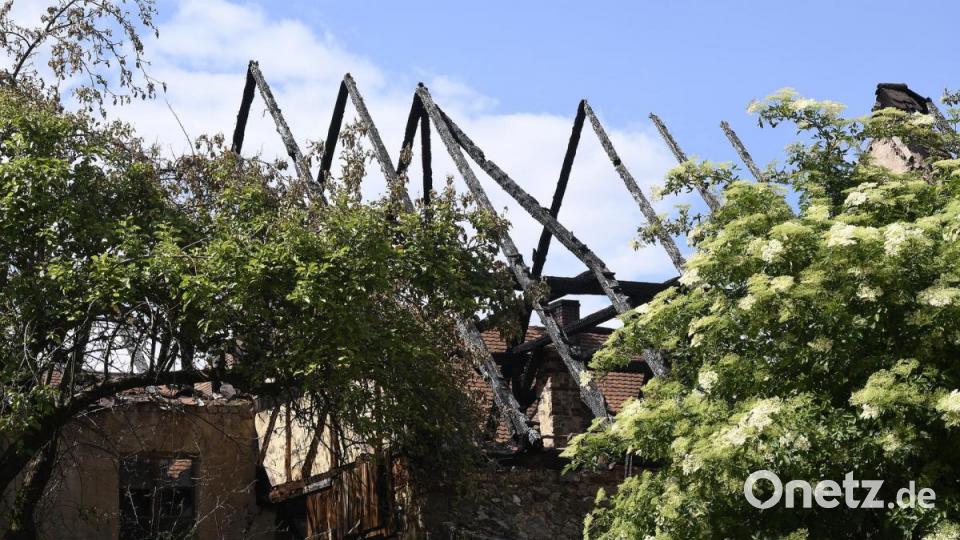 Bei Tageslicht wird das Ausmaß der Schäden nach dem Brand in Hohenburg sichtbar - zumindest teilweise, denn die betroffenen drei Häuser dürfen nicht betreten werden: Es besteht Einsturzgefahr. Bild: Petra Hartl