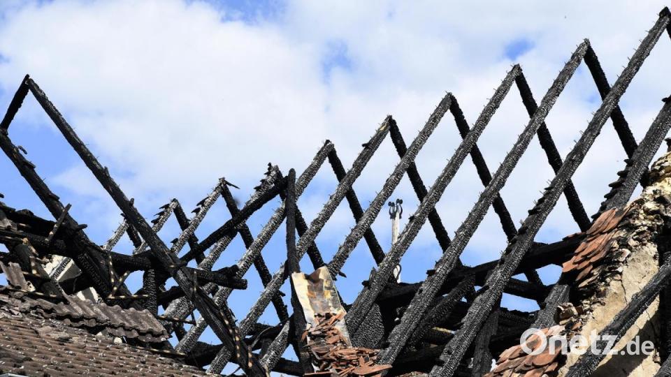 Bei Tageslicht wird das Ausmaß der Schäden nach dem Brand in Hohenburg sichtbar - zumindest teilweise, denn die betroffenen drei Häuser dürfen nicht betreten werden: Es besteht Einsturzgefahr. Bild: Petra Hartl