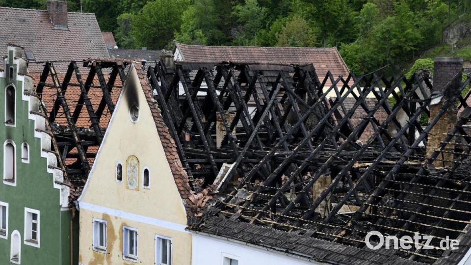 Bei Tageslicht wird das Ausmaß der Schäden nach dem Brand in Hohenburg sichtbar - zumindest teilweise, denn die betroffenen drei Häuser dürfen nicht betreten werden: Es besteht Einsturzgefahr. Bild: Petra Hartl