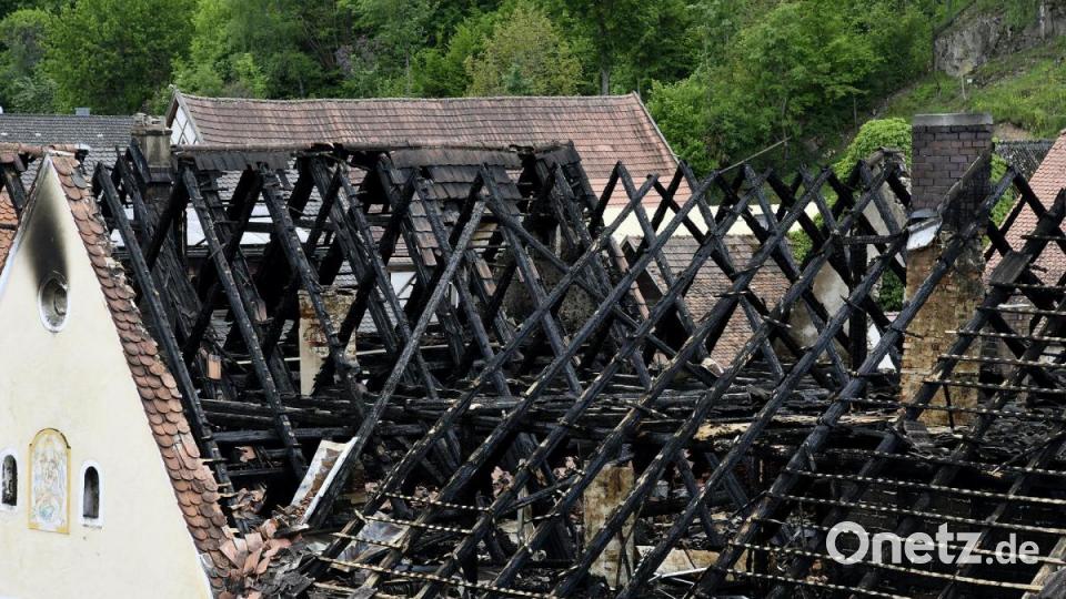 Bei Tageslicht wird das Ausmaß der Schäden nach dem Brand in Hohenburg sichtbar - zumindest teilweise, denn die betroffenen drei Häuser dürfen nicht betreten werden: Es besteht Einsturzgefahr. Bild: Petra Hartl