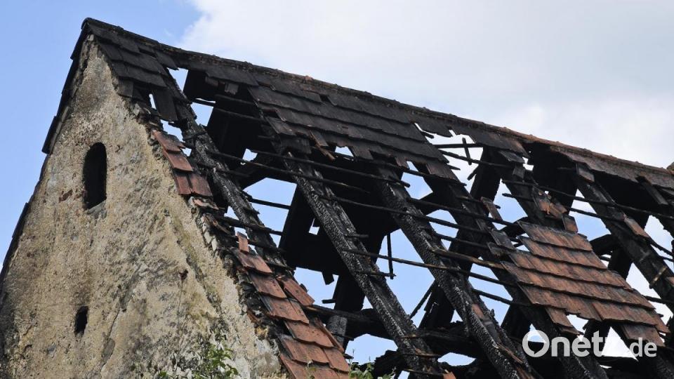 Bei Tageslicht wird das Ausmaß der Schäden nach dem Brand in Hohenburg sichtbar - zumindest teilweise, denn die betroffenen drei Häuser dürfen nicht betreten werden: Es besteht Einsturzgefahr. Bild: Petra Hartl