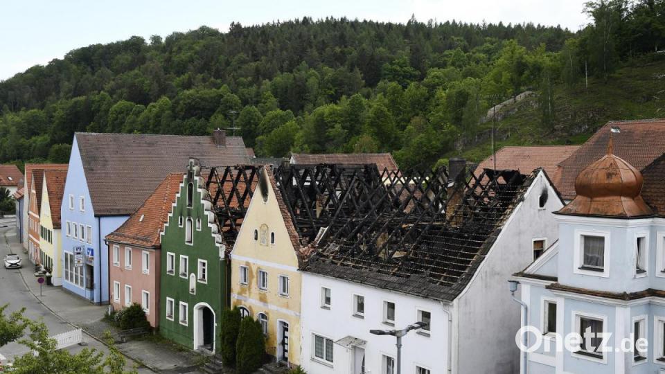 Bei Tageslicht wird das Ausmaß der Schäden nach dem Brand in Hohenburg sichtbar - zumindest teilweise, denn die betroffenen drei Häuser dürfen nicht betreten werden: Es besteht Einsturzgefahr. Bild: Petra Hartl