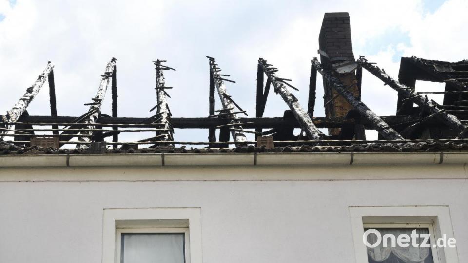 Bei Tageslicht wird das Ausmaß der Schäden nach dem Brand in Hohenburg sichtbar - zumindest teilweise, denn die betroffenen drei Häuser dürfen nicht betreten werden: Es besteht Einsturzgefahr. Bild: Petra Hartl