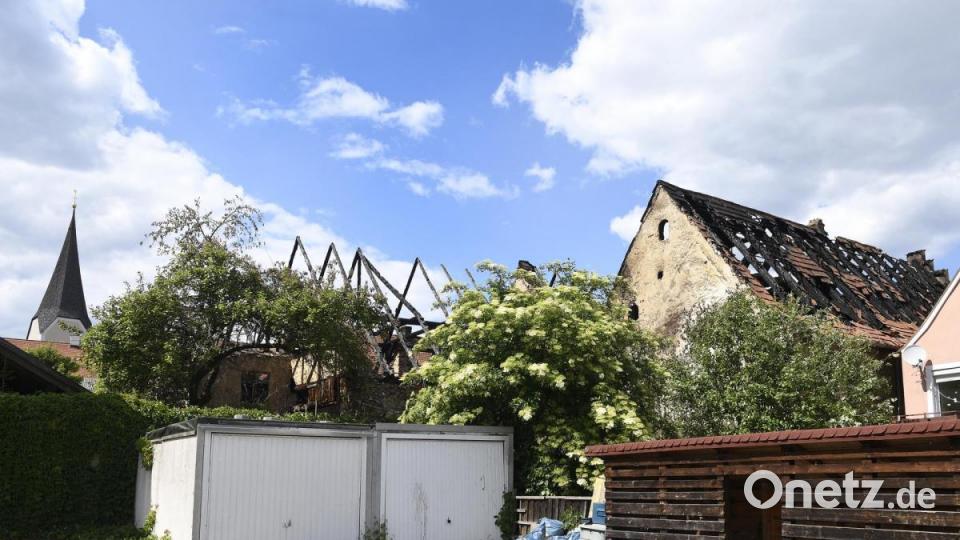 Bei Tageslicht wird das Ausmaß der Schäden nach dem Brand in Hohenburg sichtbar - zumindest teilweise, denn die betroffenen drei Häuser dürfen nicht betreten werden: Es besteht Einsturzgefahr. Bild: Petra Hartl