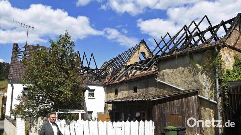 Bei Tageslicht wird das Ausmaß der Schäden nach dem Brand in Hohenburg sichtbar - zumindest teilweise, denn die betroffenen drei Häuser dürfen nicht betreten werden: Es besteht Einsturzgefahr. Bild: Petra Hartl