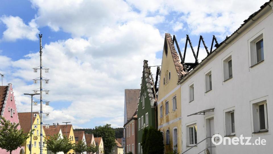 Bei Tageslicht wird das Ausmaß der Schäden nach dem Brand in Hohenburg sichtbar - zumindest teilweise, denn die betroffenen drei Häuser dürfen nicht betreten werden: Es besteht Einsturzgefahr. Bild: Petra Hartl