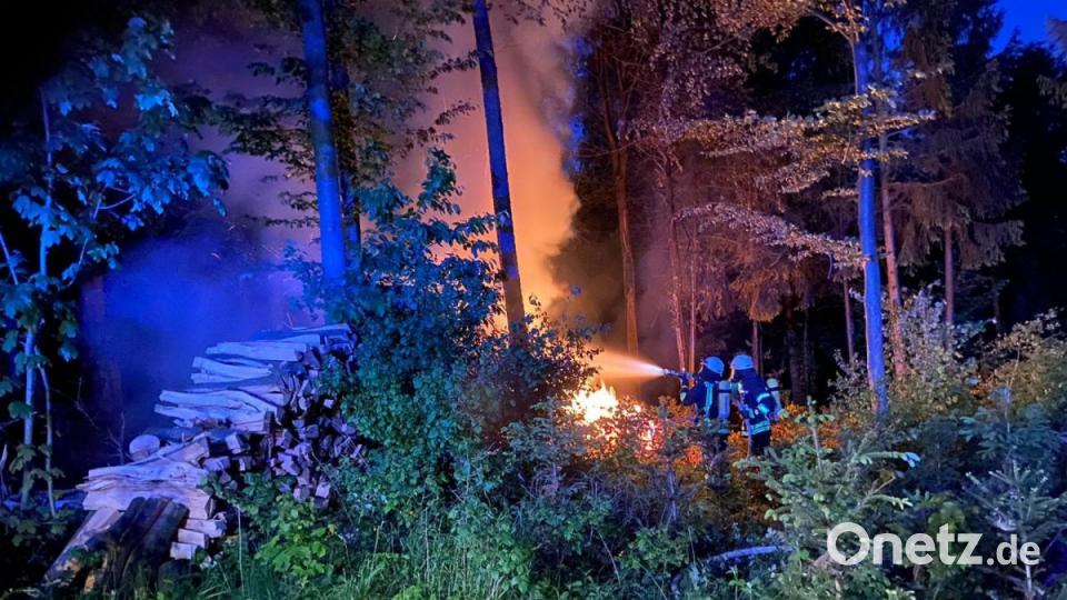 Löscheinsatz am Brennholz-Stapel. Bild: Markus Schmidt/Feuerwehr Hersbruck
