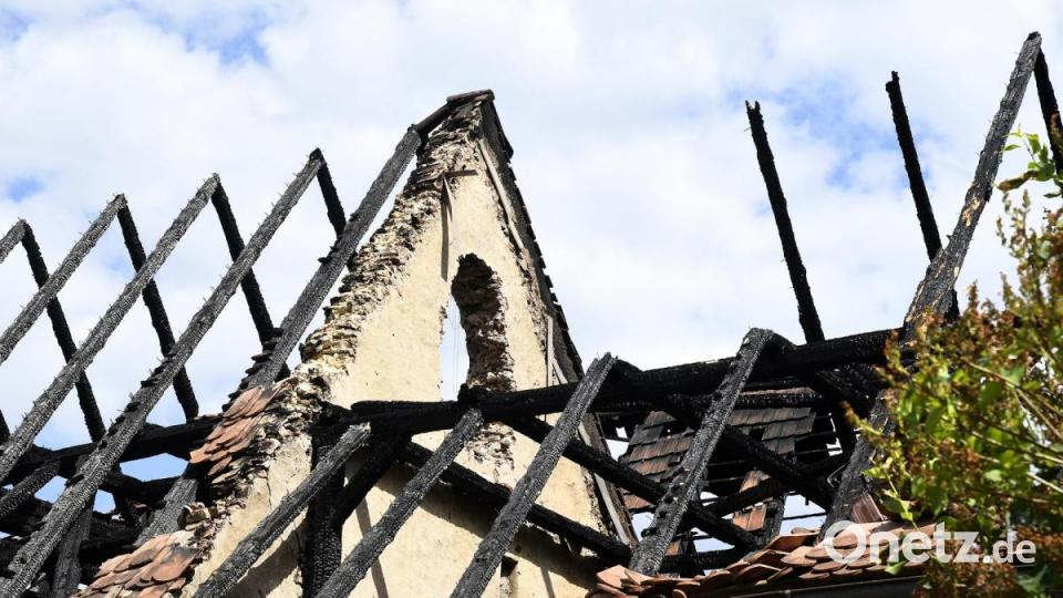 Bei Tageslicht wird das Ausmaß der Schäden nach dem Brand in Hohenburg sichtbar - zumindest teilweise, denn die betroffenen drei Häuser dürfen nicht betreten werden: Es besteht Einsturzgefahr. Bild: Petra Hartl