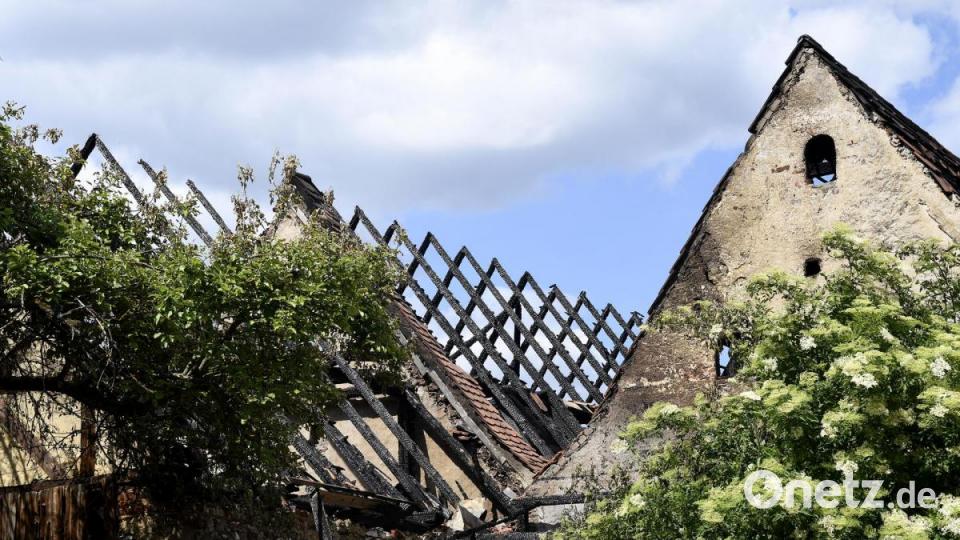Bei Tageslicht wird das Ausmaß der Schäden nach dem Brand in Hohenburg sichtbar - zumindest teilweise, denn die betroffenen drei Häuser dürfen nicht betreten werden: Es besteht Einsturzgefahr. Bild: Petra Hartl