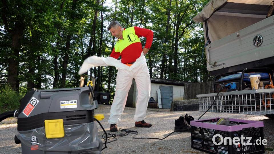 Der Staubsauger ist kein ganz gewöhnlicher: Auch er muss besonders abgedichtet sein, damit er nicht die gefährlichen Härchen der eingesaugten Raupen und Nester freigibt. Bild: Stephan Huber