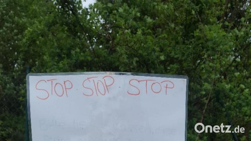 Ein Schild appelliert, die Steine liegen zu lassen und vielleicht sogar einen selbst bemalten hinzuzufügen. Bild: exb