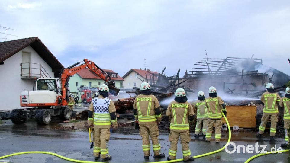 In Mitterfels (Kreis Straubing-Bogen) brannte am Donnerstagabend eine Stallung nieder. Nach zwei Stunden konnte die Feuerwehr die Flammen unter Kontrolle bringen. Bild: Alexander Auer