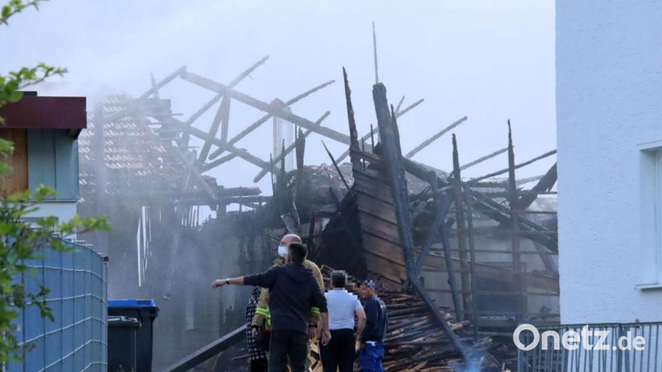 In Mitterfels (Kreis Straubing-Bogen) brannte am Donnerstagabend eine Stallung nieder. Nach zwei Stunden konnte die Feuerwehr die Flammen unter Kontrolle bringen. Bild: Alexander Auer