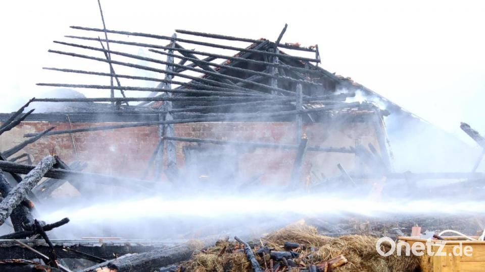 In Mitterfels (Kreis Straubing-Bogen) brannte am Donnerstagabend eine Stallung nieder. Nach zwei Stunden konnte die Feuerwehr die Flammen unter Kontrolle bringen. Bild: Alexander Auer
