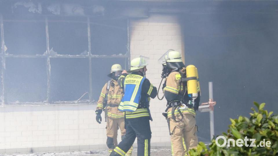 Unter Atemschutz kämpften die Einsatzkräfte gegen die Flammen. Bild: Alexander Auer