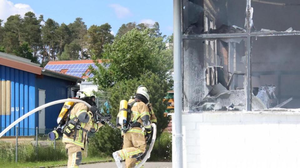 Unter Atemschutz kämpften die Einsatzkräfte gegen die Flammen. Bild: Alexander Auer