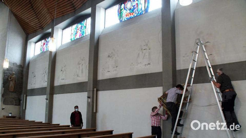 Mitglieder von Kirchenverwaltung und Pfarrgemeinderat haben mit angepackt, um die Kreuzwegstationen an den Wänden abzumontieren. Bild: Agnes Jonas