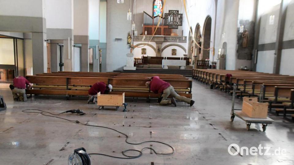 Die Kirchenbänke werden entfernt und zur Renovierung abtransportiert. Bild: Agnes Jonas