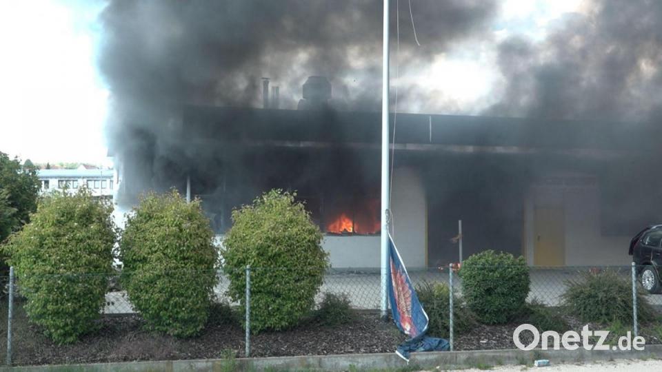 Am Donnerstagnachmittag ist eine Lackiererei in Wackersdorf ausgebrannt. Bild: Alexander Auer