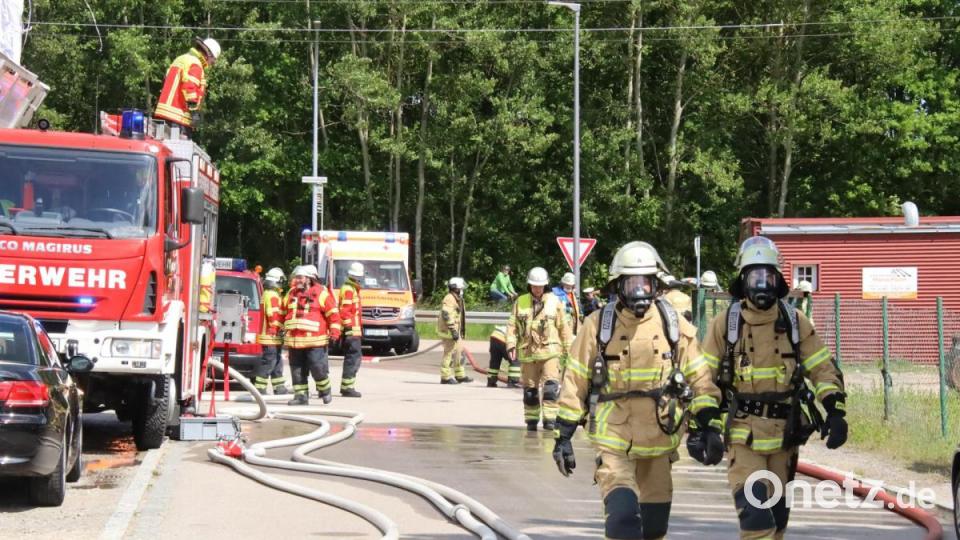 Unter Atemschutz kämpften die Einsatzkräfte gegen die Flammen. Bild: Alexander Auer