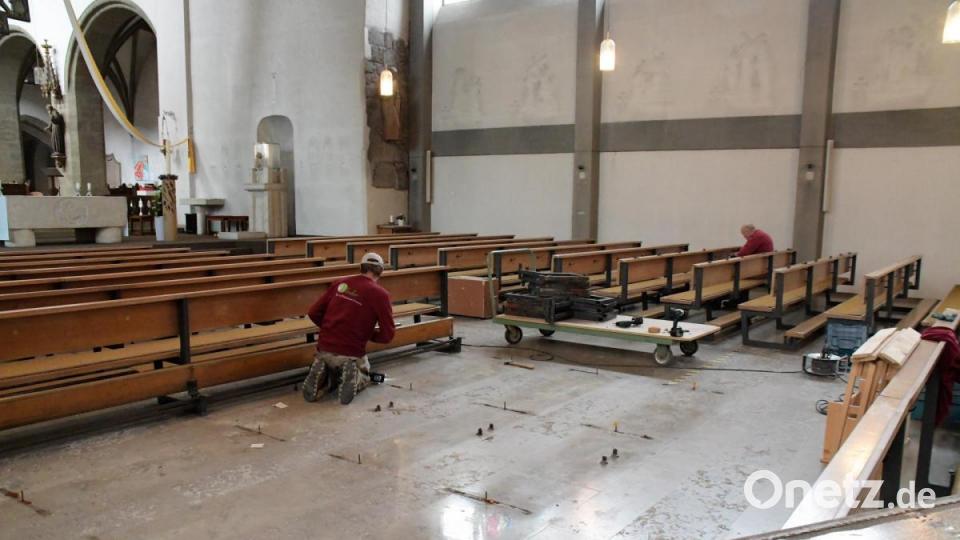 Die Kirchenbänke werden entfernt und zur Renovierung abtransportiert. Bild: Agnes Jonas