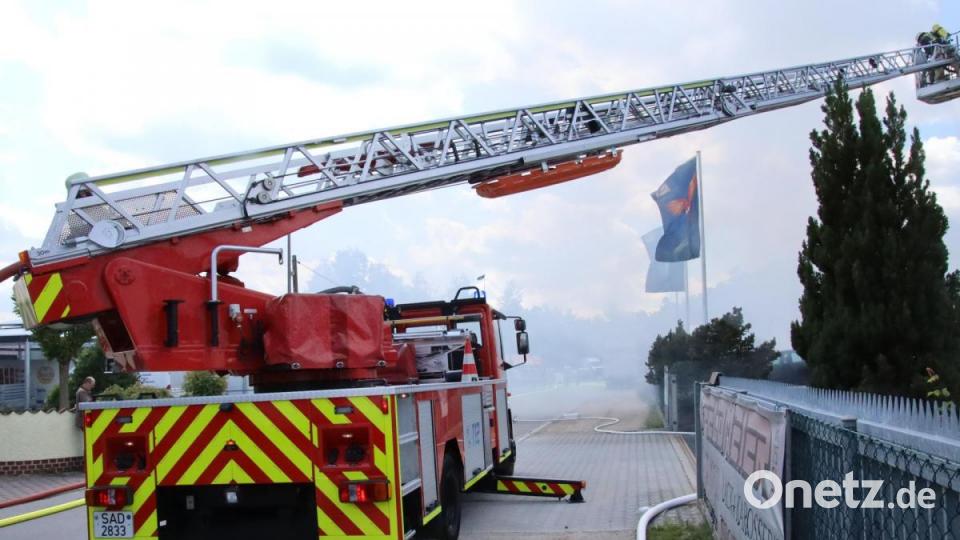 Unter Atemschutz kämpften die Einsatzkräfte gegen die Flammen. Bild: Alexander Auer