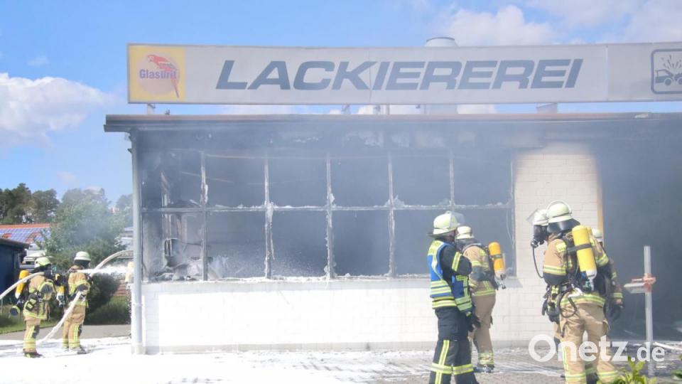 Unter Atemschutz kämpften die Einsatzkräfte gegen die Flammen. Bild: Alexander Auer