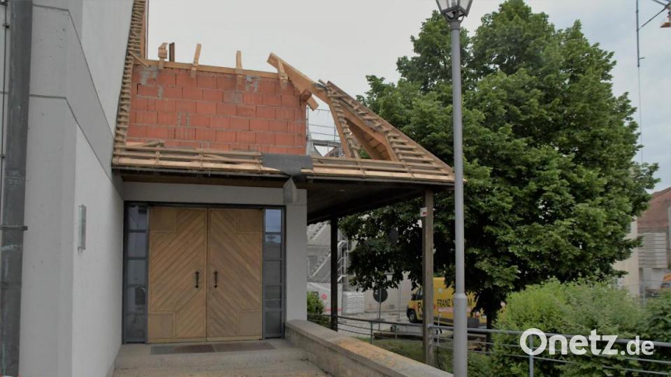 Das Vordach über dem Zugang zur sogenannten &quot;neuen Kirchen&quot; wird demontiert. Bild: Agnes Jonas