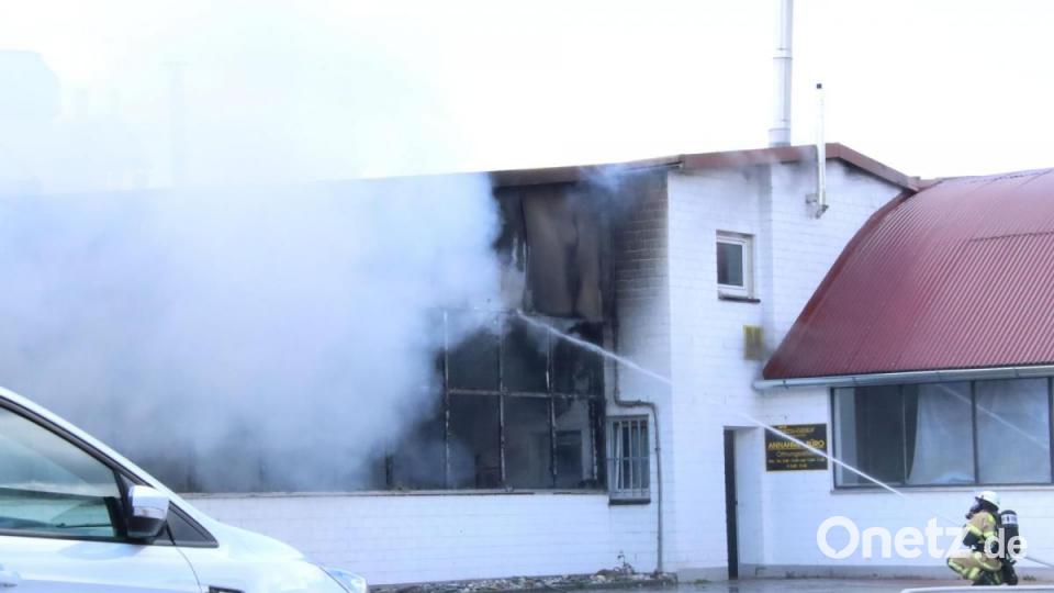 Am Donnerstagnachmittag ist eine Lackiererei in Wackersdorf ausgebrannt. Bild: Alexander Auer