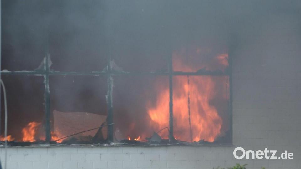 Am Donnerstagnachmittag ist eine Lackiererei in Wackersdorf ausgebrannt. Bild: Alexander Auer