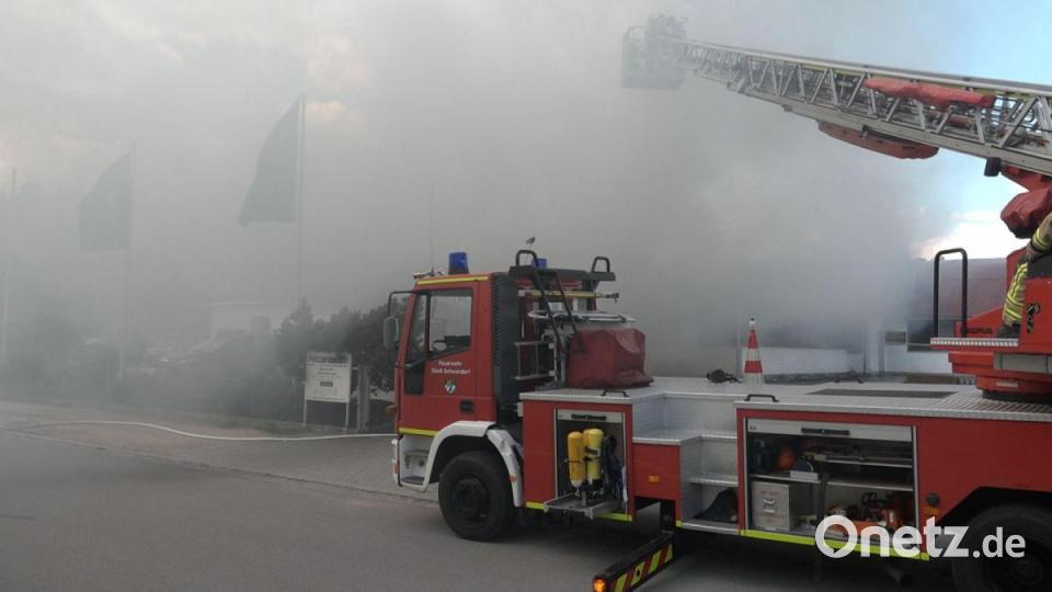 Am Donnerstagnachmittag ist eine Lackiererei in Wackersdorf ausgebrannt. Bild: Alexander Auer