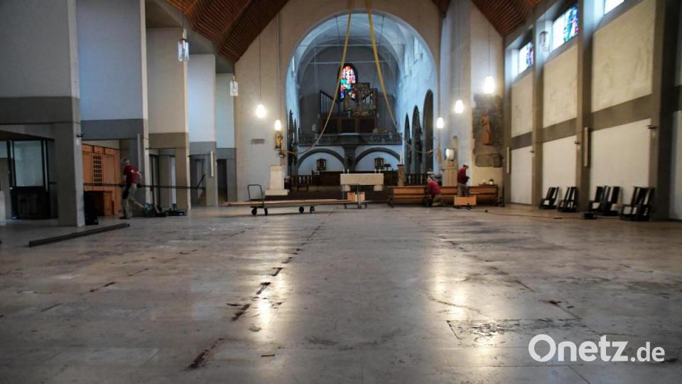 Die Kirchenbänke werden entfernt und zur Renovierung abtransportiert. Bild: Agnes Jonas