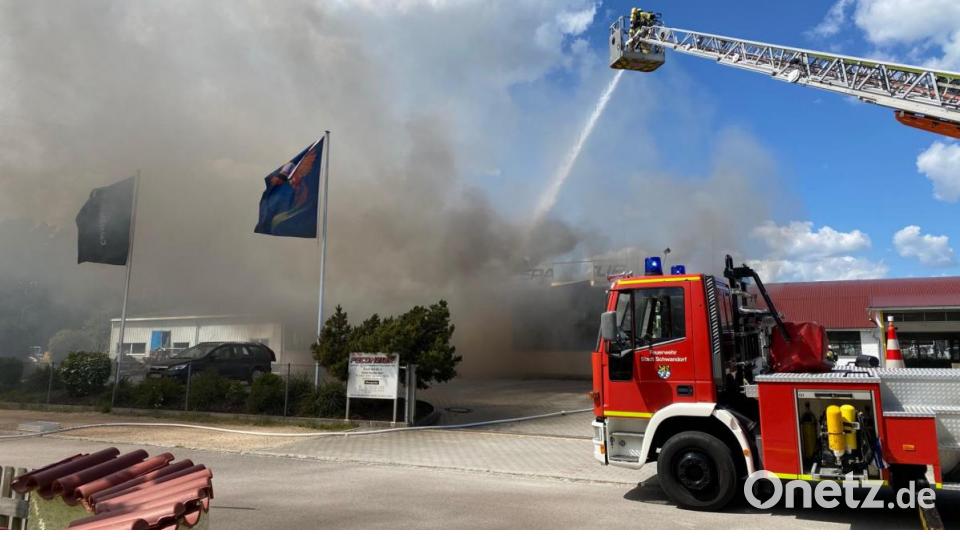 Unter Atemschutz kämpften die Einsatzkräfte gegen die Flammen. Bild: Alexander Auer
