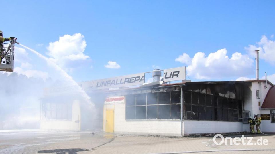 Unter Atemschutz kämpften die Einsatzkräfte gegen die Flammen. Bild: Alexander Auer