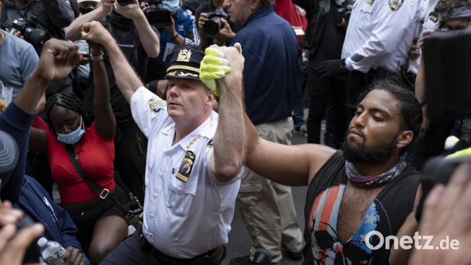 Terence Monahan, Abteilungsleiter der Polizei von New York City, kniet während eines Protestmarschs mit Aktivisten nieder. Bild: Craig Ruttle/AP/dpa