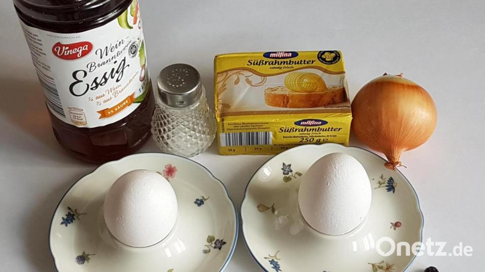Diese Zutaten werden gebraucht für eine selbst gemachte Sauce Hollandaise: Essig, Salz, Butter, Zwiebel, Ei und Lorbeer. Bild: Gramolla