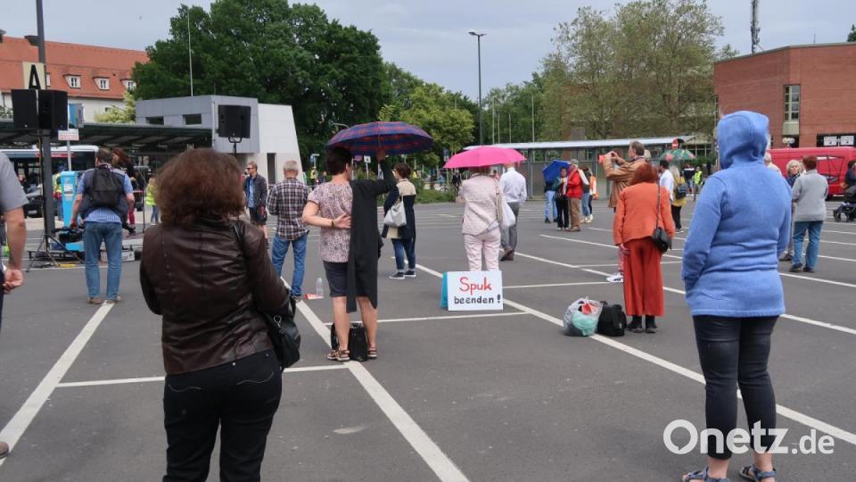 Nach Angaben der Polizei demonstrierten am Pfingstsonntag 150 Personen gegen die Beschneidung der Grundrechte und gegen die Impfpflicht. Bild: Kunz