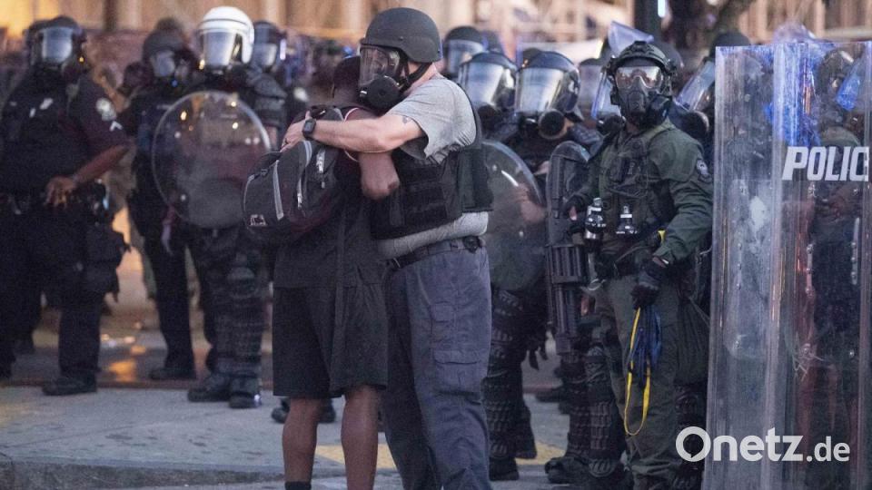 01.06.2020, USA, Atlanta: Ein Polizist umarmt in Atlanta einen Demonstranten während eines Protestmarschs. Bild: John Bazemore