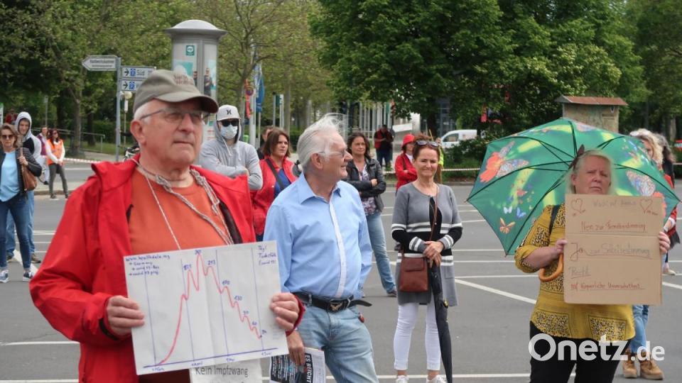 Nach Angaben der Polizei demonstrierten am Pfingstsonntag 150 Personen gegen die Beschneidung der Grundrechte und gegen die Impfpflicht. Bild: Kunz