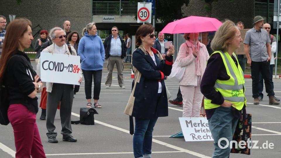 Nach Angaben der Polizei demonstrierten am Pfingstsonntag 150 Personen gegen die Beschneidung der Grundrechte und gegen die Impfpflicht. Bild: Kunz