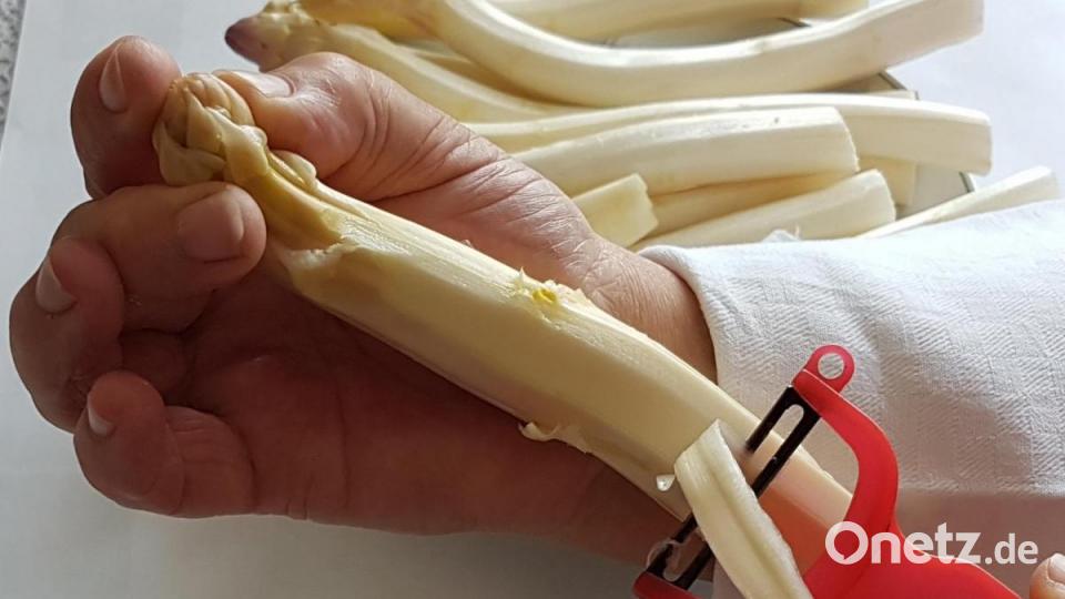 Ein bisschen Arbeit muss sein, zumindest beim weißen Spargel. Der muss nämlich zuerst einmal geschält werden. Bild: Gramolla
