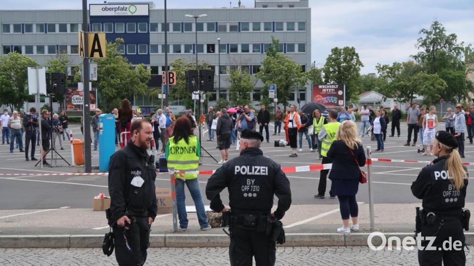 Nach Angaben der Polizei demonstrierten am Pfingstsonntag 150 Personen gegen die Beschneidung der Grundrechte und gegen die Impfpflicht. Bild: Kunz
