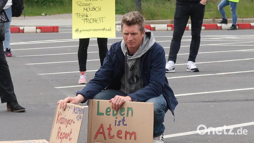 Nach Angaben der Polizei demonstrierten am Pfingstsonntag 150 Personen gegen die Beschneidung der Grundrechte und gegen Impfpflicht. Bild: Kunz