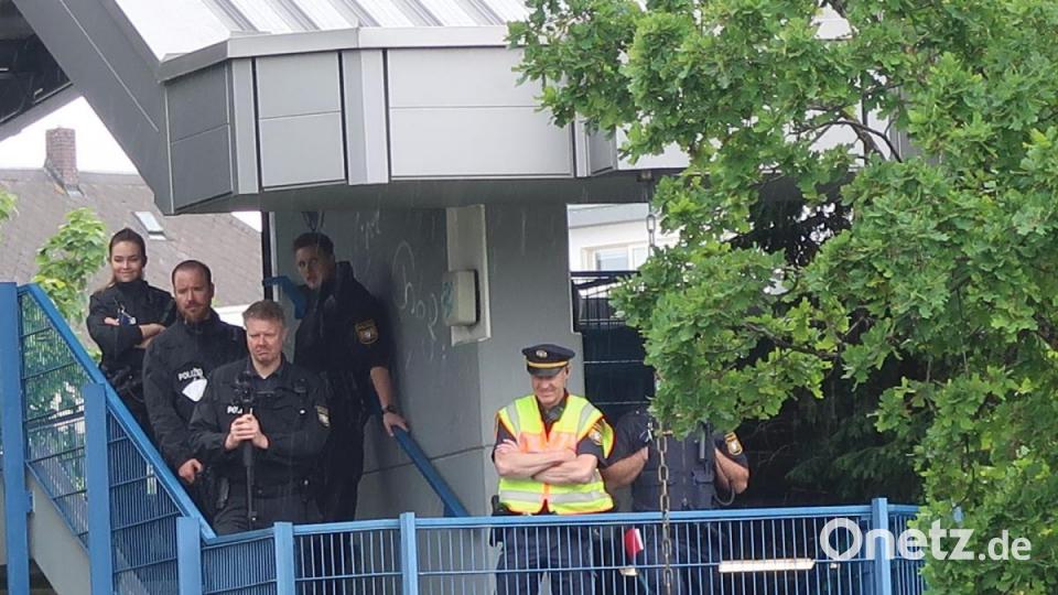 Die Einsatzkräfte bekamen den großen Schlussapplaus, weil sie den Pfingstsonntag für die sicherheitstechnische Begleitung der Veranstaltung geopfert haben. Bild: Kunz