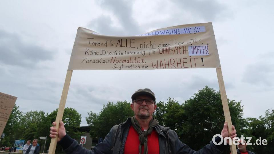Nach Angaben der Polizei demonstrierten am Pfingstsonntag 150 Personen gegen die Beschneidung der Grundrechte und gegen diImpfpflicht. Bild: Kunz