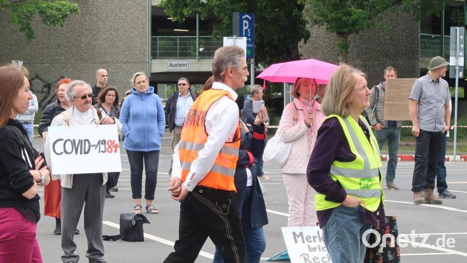 Helmut Bauer (Mitte) aus Eslarn, möchte am kommenden Samstag auf dem neuen Festplatz eine Anti-Corona-Demonstration veranstalten. Bild: Kunz
